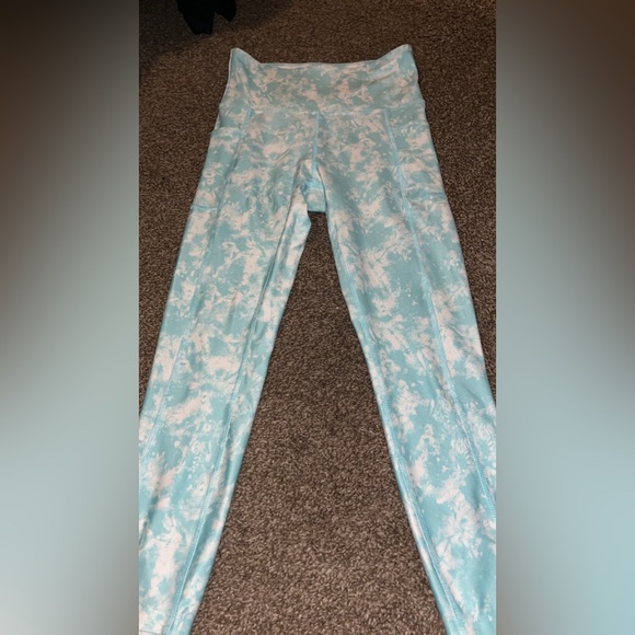 Teal tie-dye sport wear leggings with pockets on the side. - Picture 1 of 2
